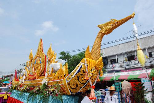 ไหลเรือไฟไทย้อ