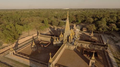 พระธาตุอินทร์แปลง (Phra That In Pleang Temple)