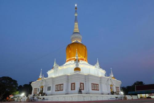 พระบรมธาตุนาดูน (Phra Borommathat Nadoon)