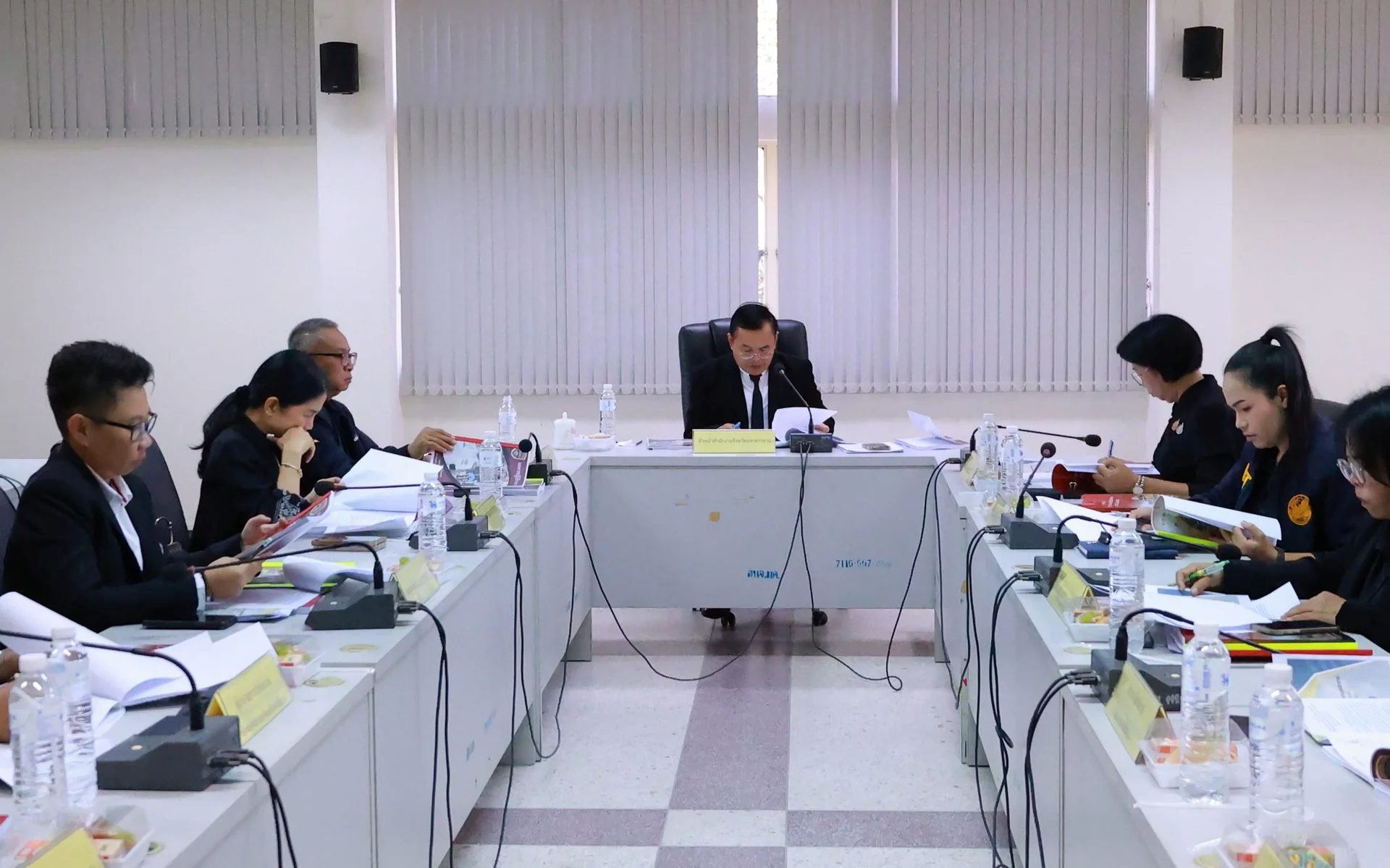 ประชุมเพื่อพิจารณากลั่นกรองและคัดเลือกบุคลากรผู้มีคุณสมบัติที่เหมาะสมเป็นข้าราชการพลเรือนดีเด่น ประจำปี พ.ศ. 2568 จังหวัดมหาสารคาม
