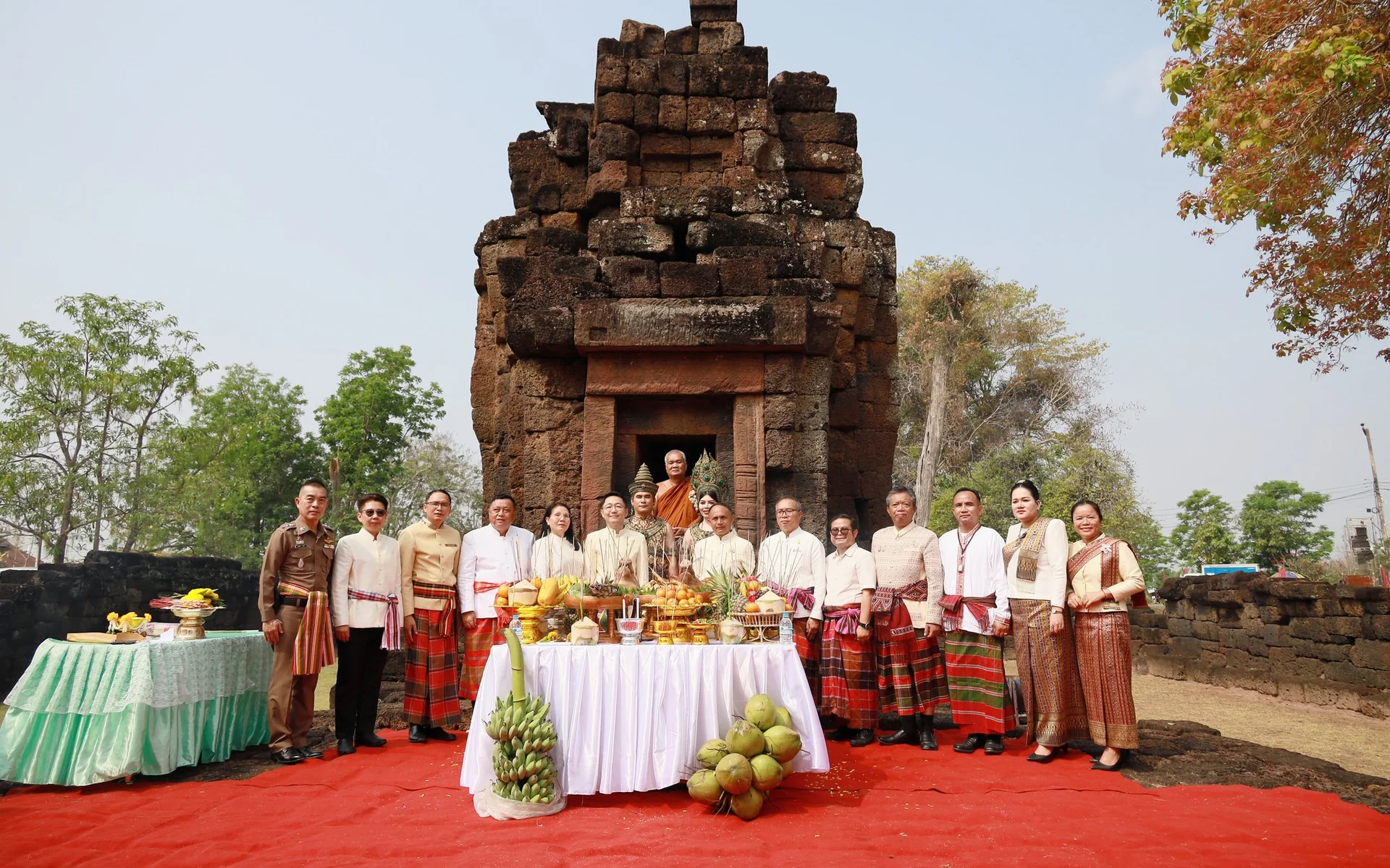 พิธีบวงสรวงกู่สันตรัตน์ บอกกล่าวดวงวิญญาณของบรรพบุรุษ สืบทอดประเพณีโบราณ ก่อนการจัดงานนมัสการพระบรมธาตุนาดูน ประจำปี 2569