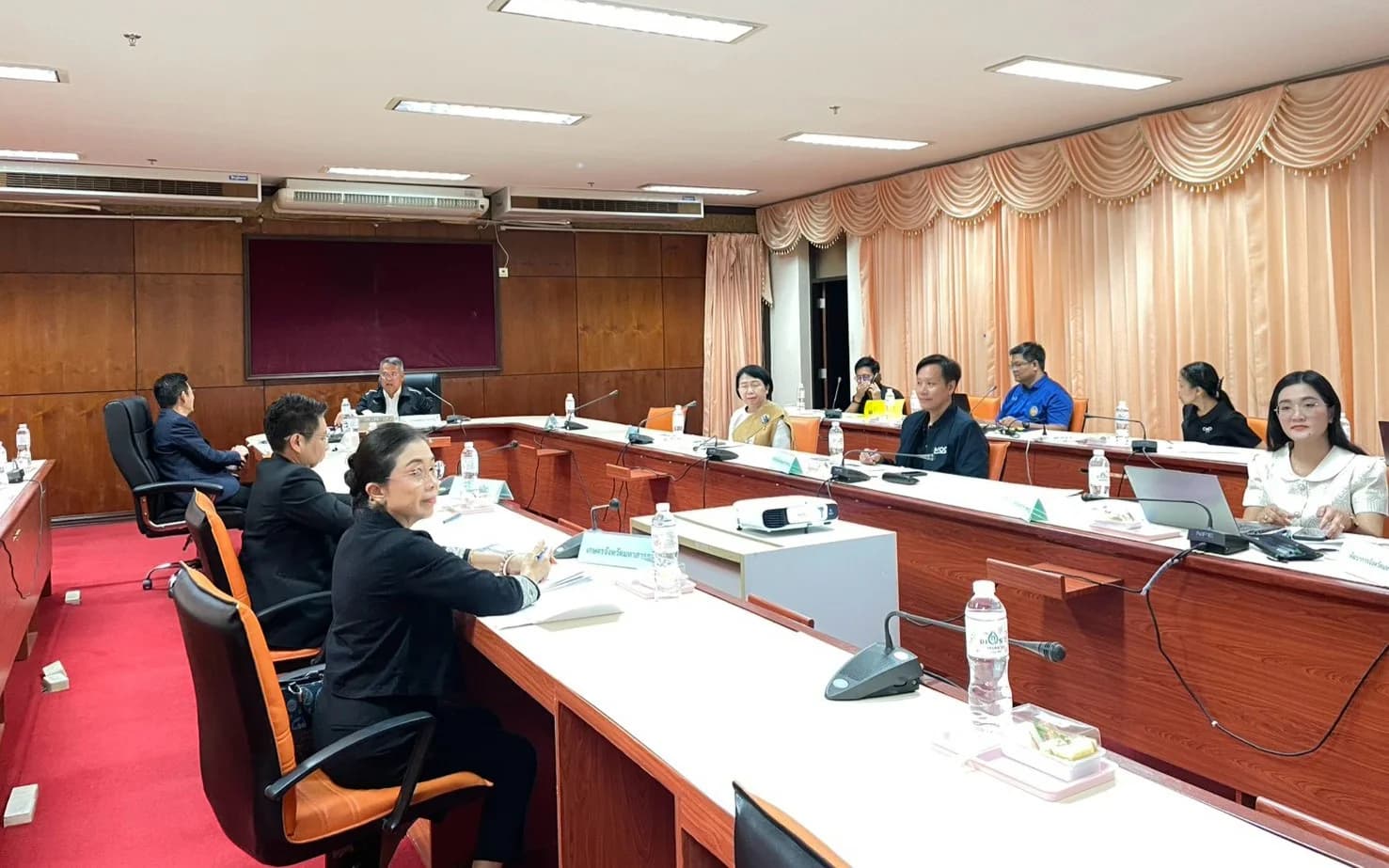 ประชุมซักซ้อมเพื่อเตรียมชี้แจงกับคณะอนุกรรมาธิการจังหวัด กลุ่มจังหวัด องค์การบริหารส่วนจังหวัดกรุงเทพมหานคร เมืองพัทยา และรัฐวิสาหกิจ